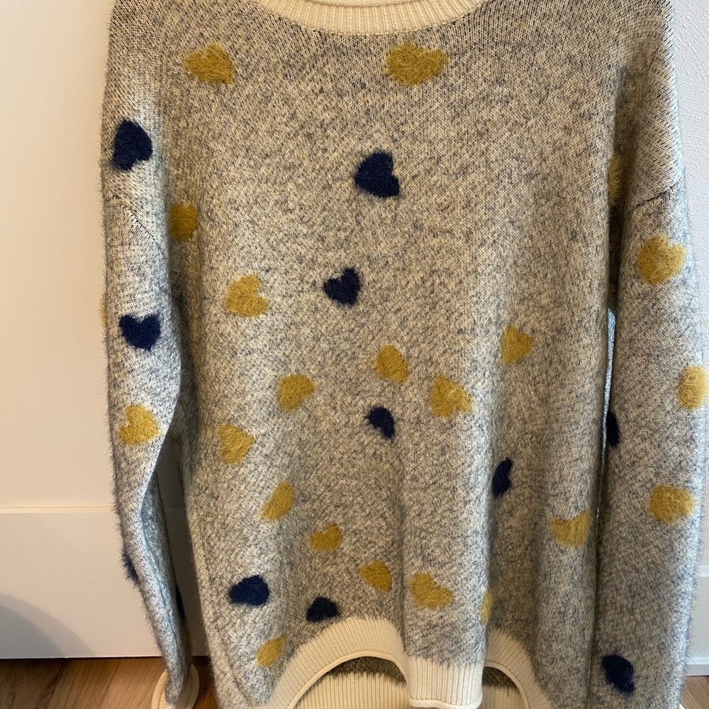 Listicle heart sweater small